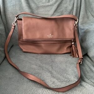 Kate Spade Pebbled Leather Tassel Crossbody – Chic, Compact & Functional